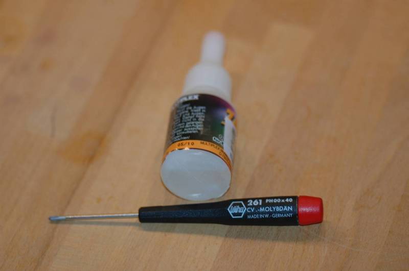 Notwendiges Werkzeug: Sekundenkleber, 00 Philips Schraubendreher, Feile und... Notwendiges Werkzeug: Sekundenkleber, 00 Philips Schraubendreher, Feile und...