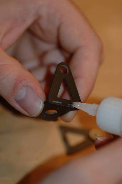 Mit Sekundenkleber  die Seitenteile sichern