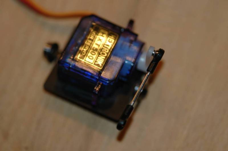 Gestänge an einem Servo montieren und das Servo auf die Platte, die die...